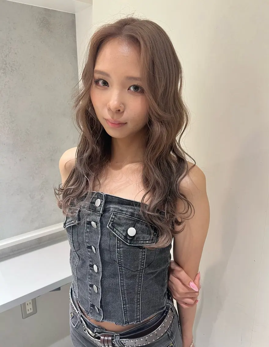 カラー ブリーチ グレージュ ayaka🫧 梅田ダブルカラーのヘアスタイル