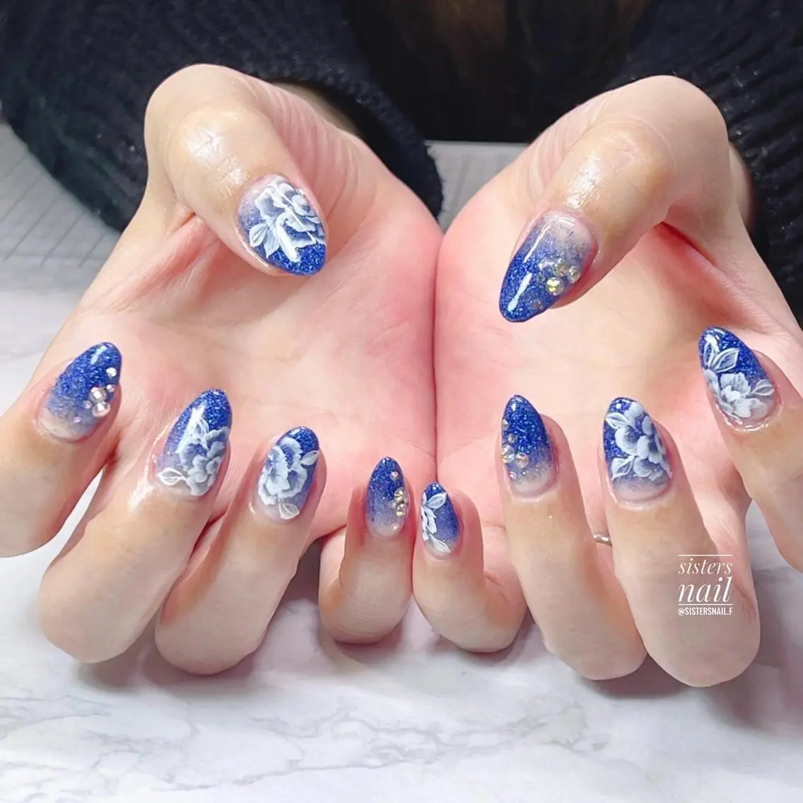 ネイル アートネイル ブルー フラワーネイル グラデーション キラキラネイル sisters nail.fのネイルデザイン