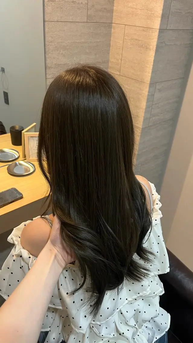セミロング カラー オリーブカラー Lia 瑠莉花のヘアスタイル