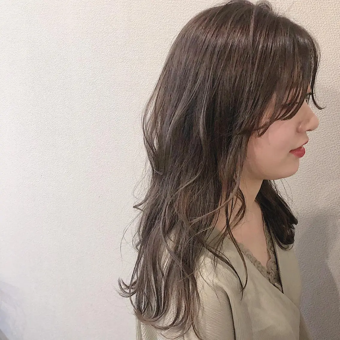 セミロング カラー ベージュカラー 透明感カラー ラベンダーカラー ラベンダーベージュ レイヤーカット 山口 浩之のヘアスタイル