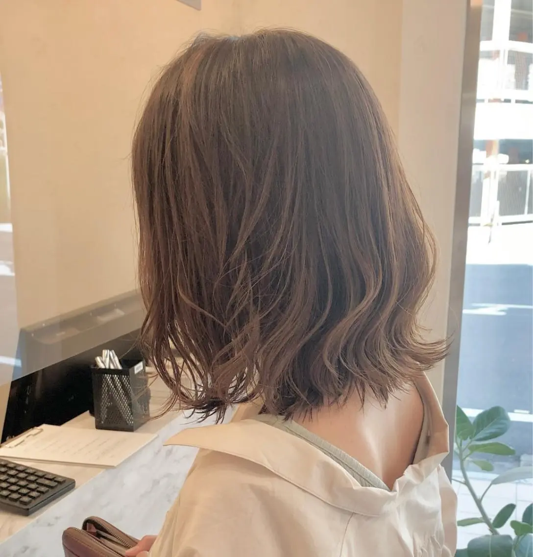 ミディアム カラー 切りっぱなしボブ グレージュ ボブ 農添 杏のヘアスタイル