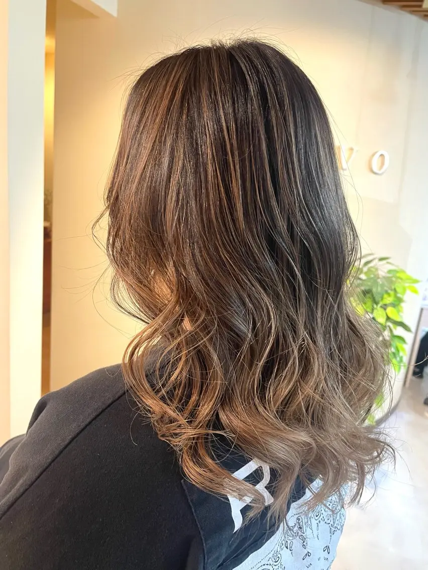 セミロング カラー バレイヤージュ ベージュカラー ブリーチ デザインカラー レイヤーカット カット ヘアカラー 宮本 いぶきのヘアスタイル