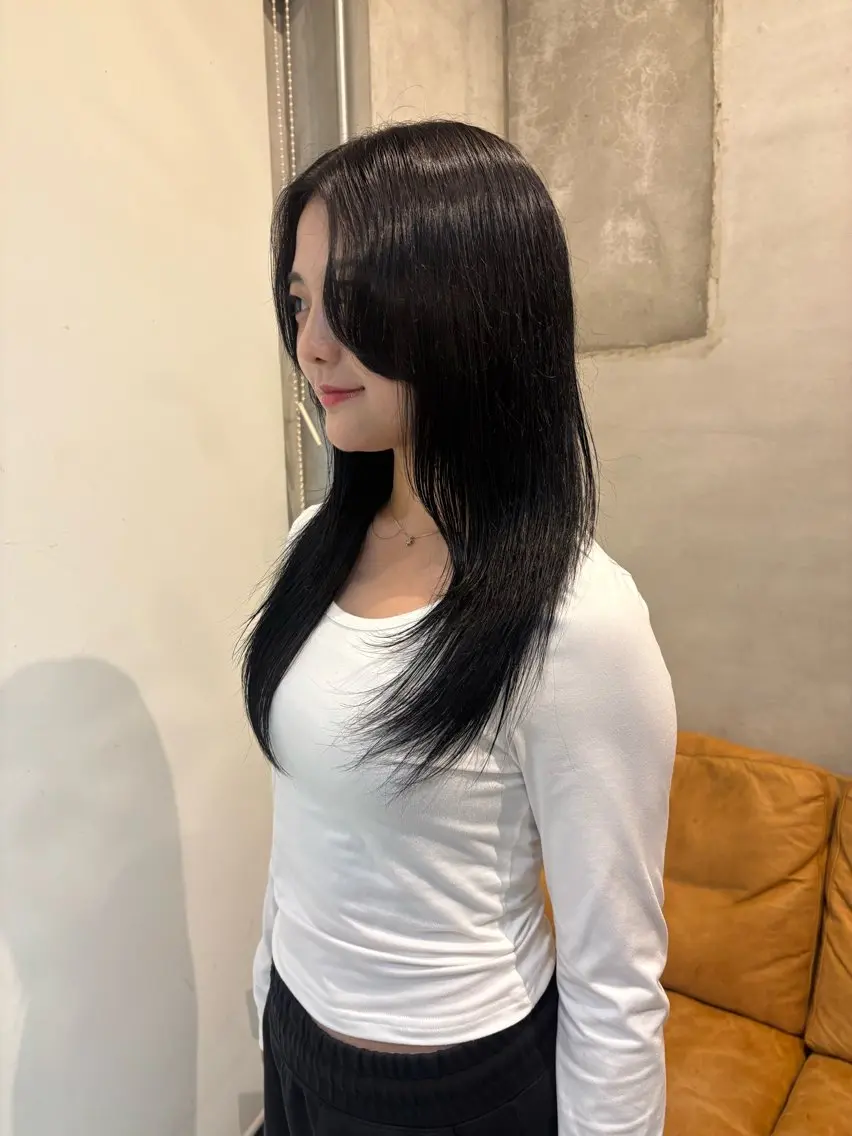 ロング カラー 黒髪 ブルーカラー ブルーブラック 透明感カラー ヘアカラー 林 璃乙菜のヘアスタイル