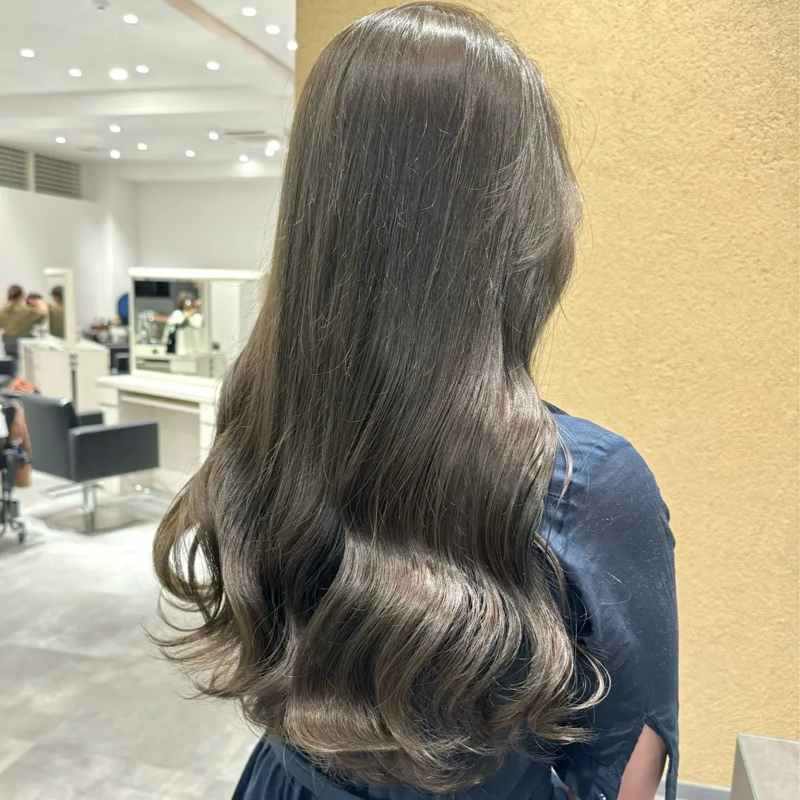 ロング カラー ベージュカラー 透明感カラー オリーブベージュ ヘアカラー トリートメント ひなた あゆみのヘアスタイル