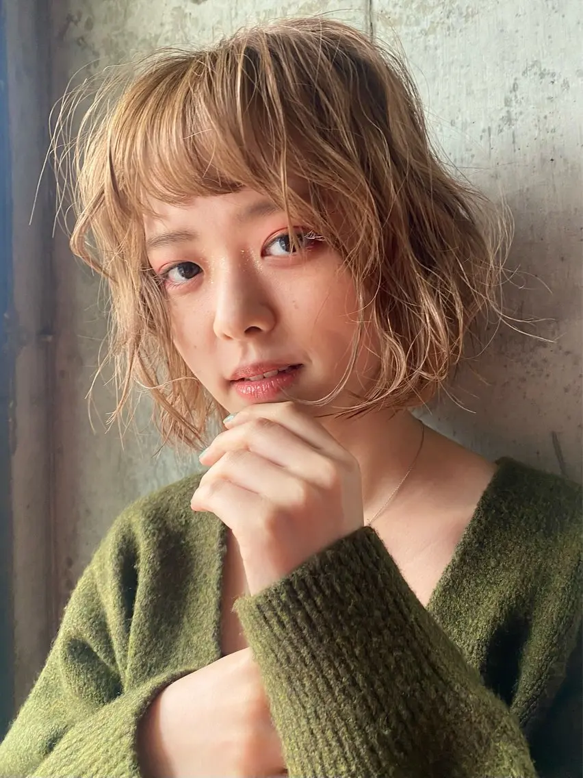 ショート カラー パーマ ヘアアレンジ ブリーチカラー/ブロ ンドレイヤーカットのヘアスタイル