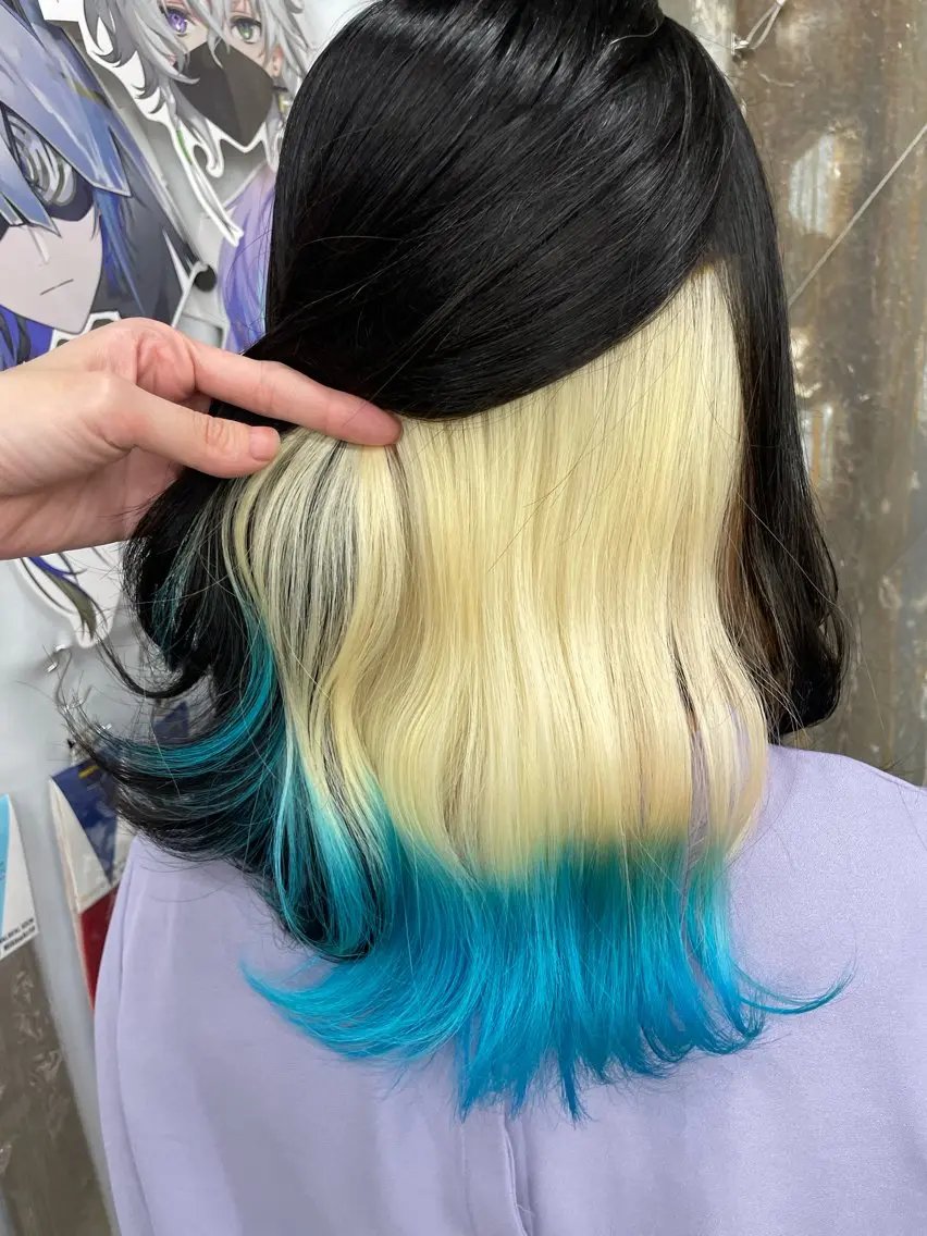 ミディアム カラー 抜きっぱなしブロンド ブルーカラー インナーカラー ヘアカラー インナーカラー 推し ブリーチ  髪質改善のヘアスタイル