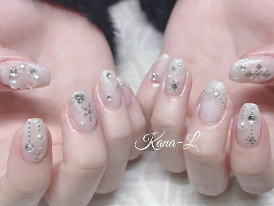 ネイル ジェルネイル キラキラネイル パラジェル ストーンネイル ホワイト 芦辺 香奈のネイルデザイン