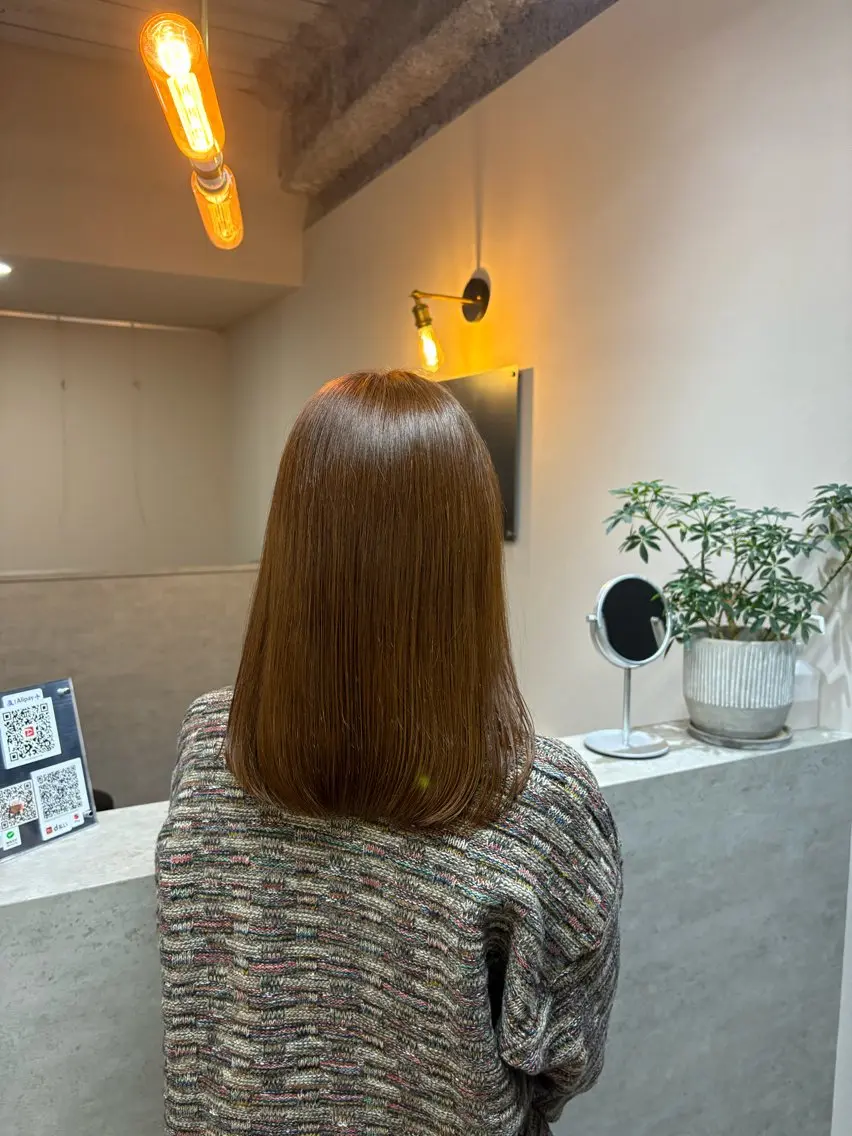 セミロング カラー しゅり Flag hairのヘアスタイル