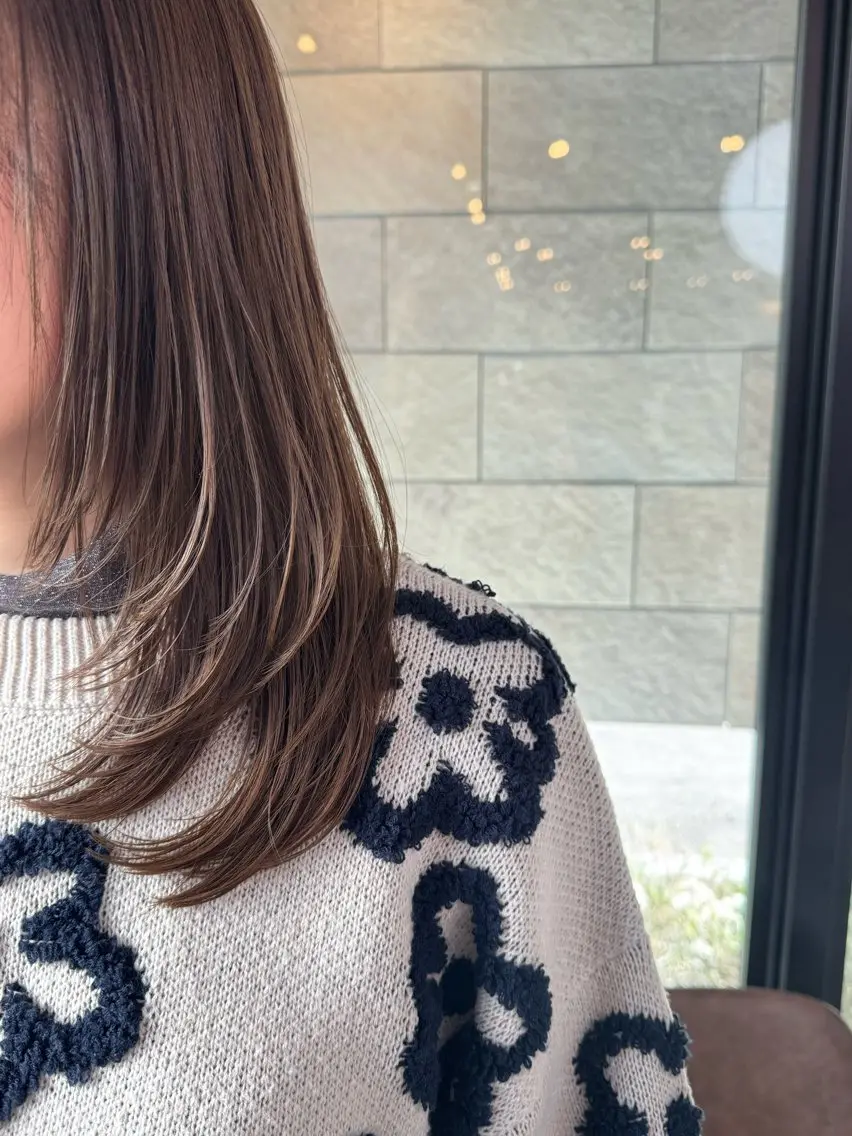 ミディアム カラー 透明感カラー グレージュ オリーブグレージュ オリーブグレー レイヤーカット カット ヘアカラー トリートメント 山本 望華のヘアスタイル