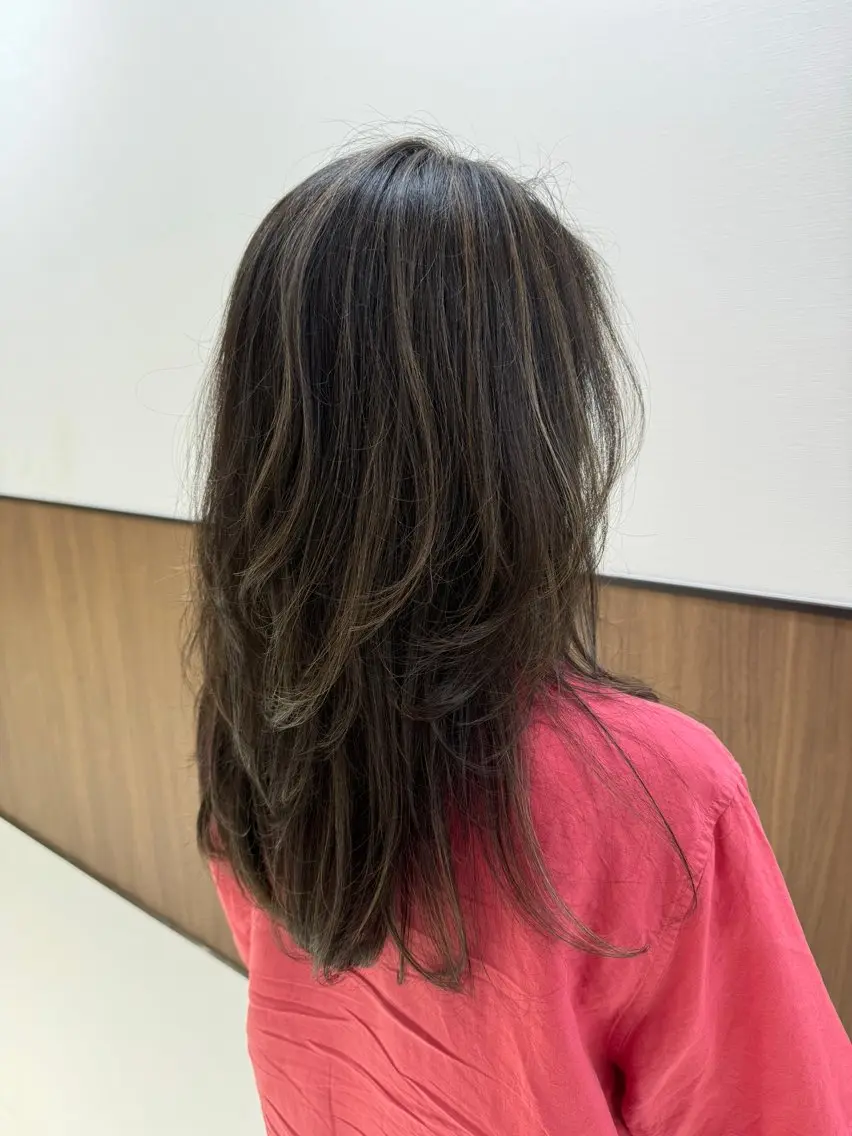 セミロング レイヤーカット カット ヘアカラー トリートメント ハイライト×レイヤー 🖤木津谷のヘアスタイル