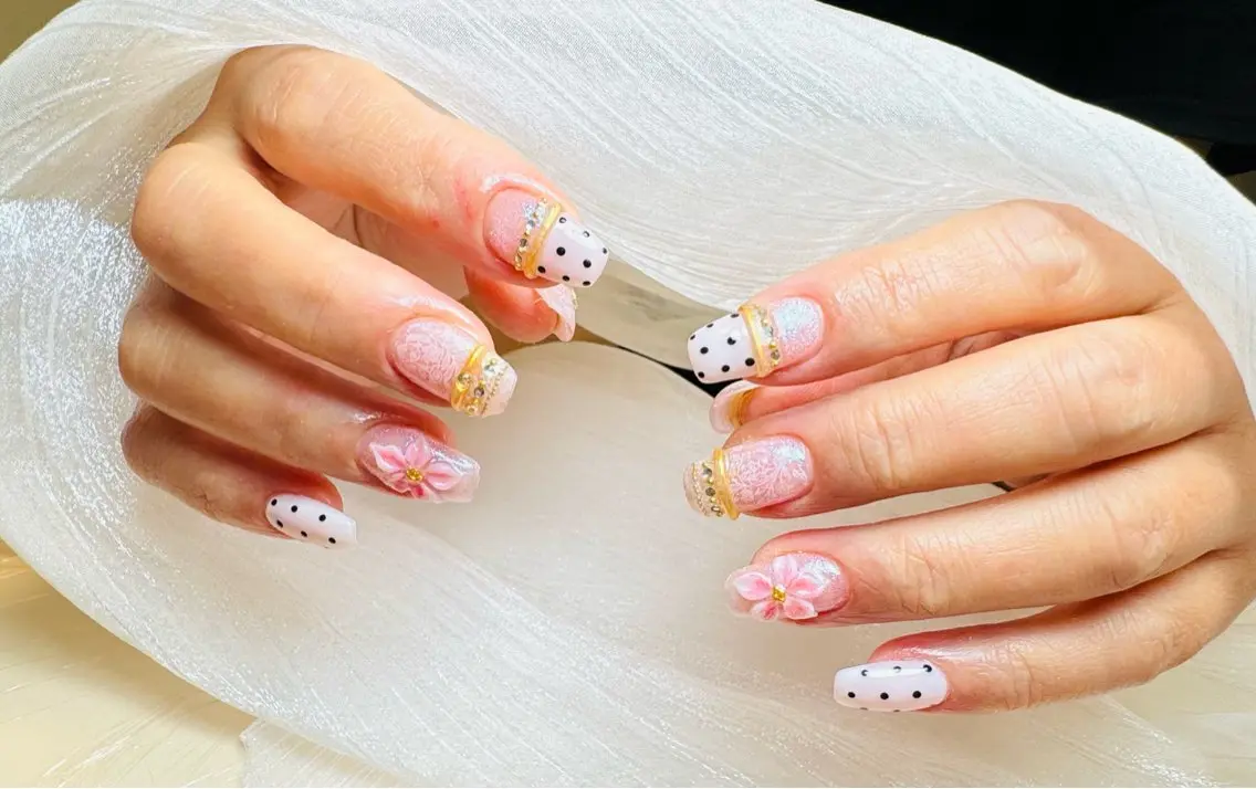 ネイル ドット フラワーネイル ガーリー キラキラネイル ピンク Mienail 自宅サロンのネイルデザイン