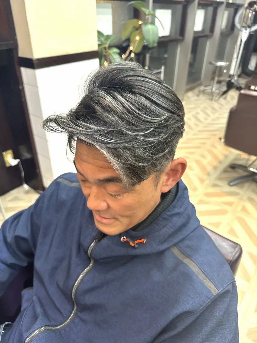 【白髪はもう敵じゃない‼️】40代〜50代に人気✨白髪を活かすハイライトカラー✨の写真