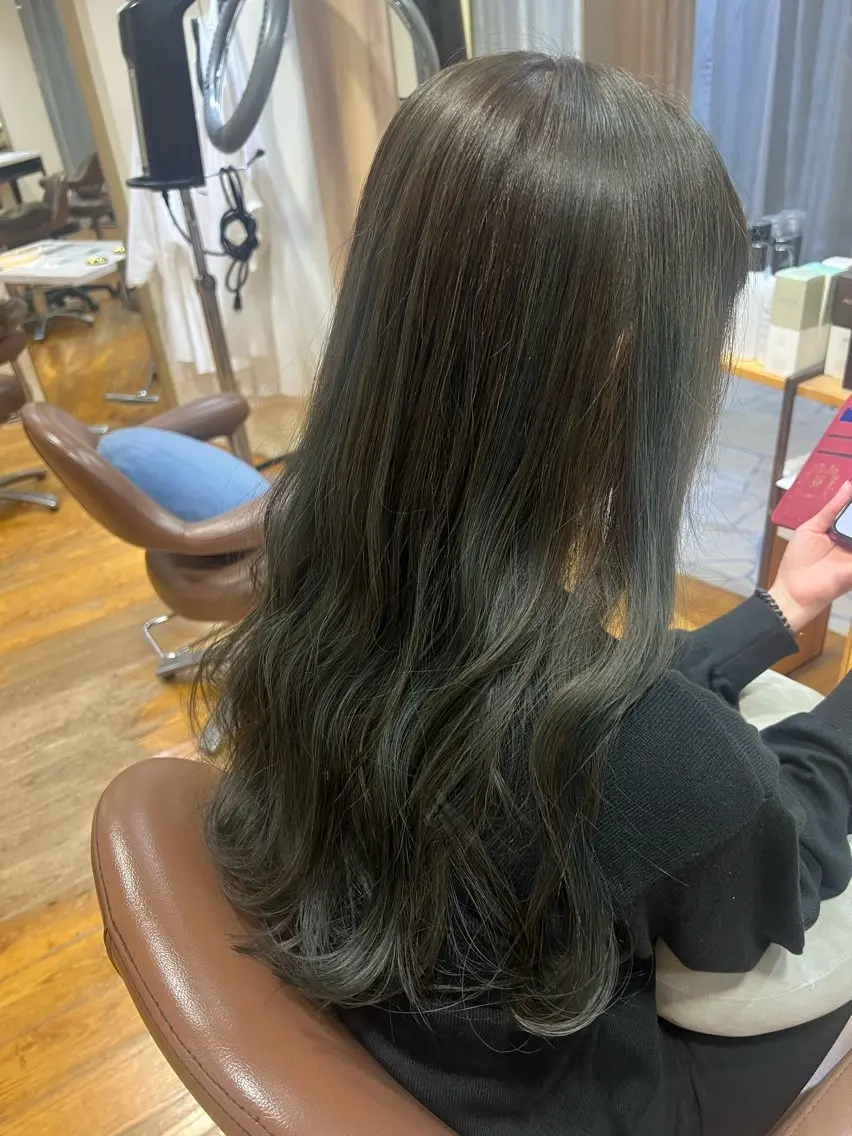 ロング ハイライト Moto nanamiのヘアスタイル