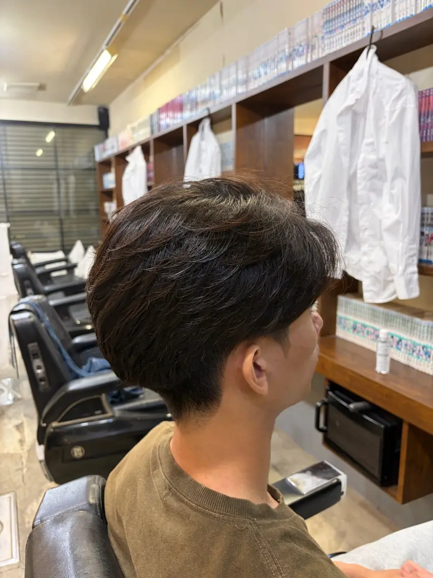 ミディアム パーマ メンズ ミディアムパーマ センターパート メンズパーマ ニュアンスパーマ 江島 浩紀のヘアスタイル