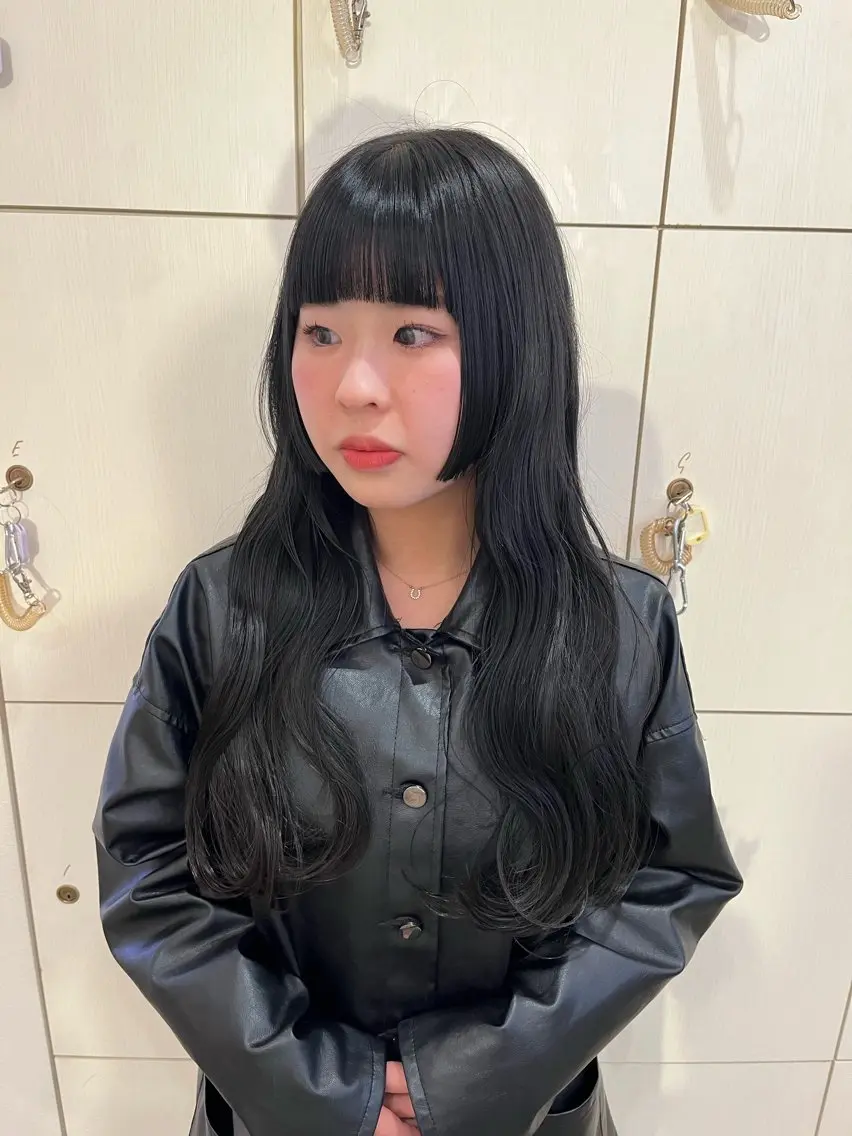 ロング カラー 黒髪 ブルーカラー ブルーブラック 透明感カラー カット ヘアセット サソウ ユリエ🥥のヘアスタイル