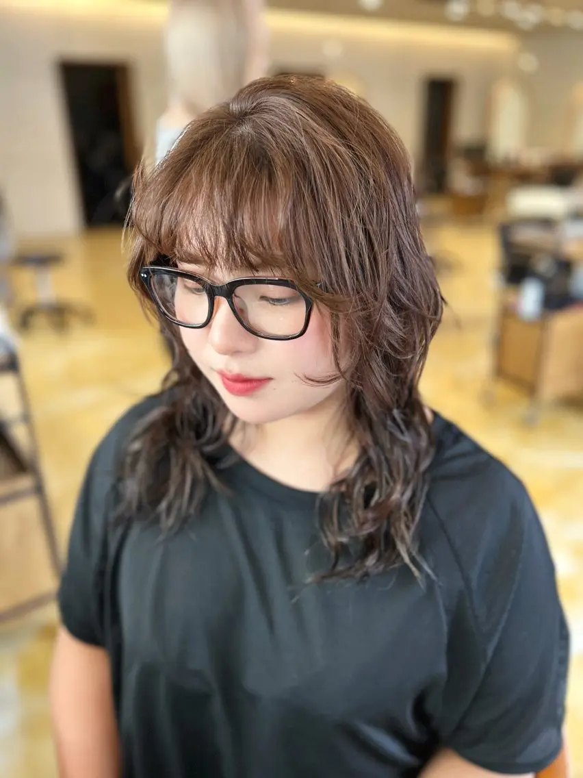 セミロング カラー セミロングパーマ ブラウンカラー 透明感カラー モカブラウン レイヤーカット カット ヘアカラー カノエ下関熊野店 /つきかのヘアスタイル