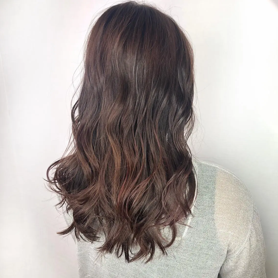 ロング カラー ハイライトカラー イルミナカラー パープルカラー ハイライト 小顔レイヤー/ ベージュ🤍Rieのヘアスタイル