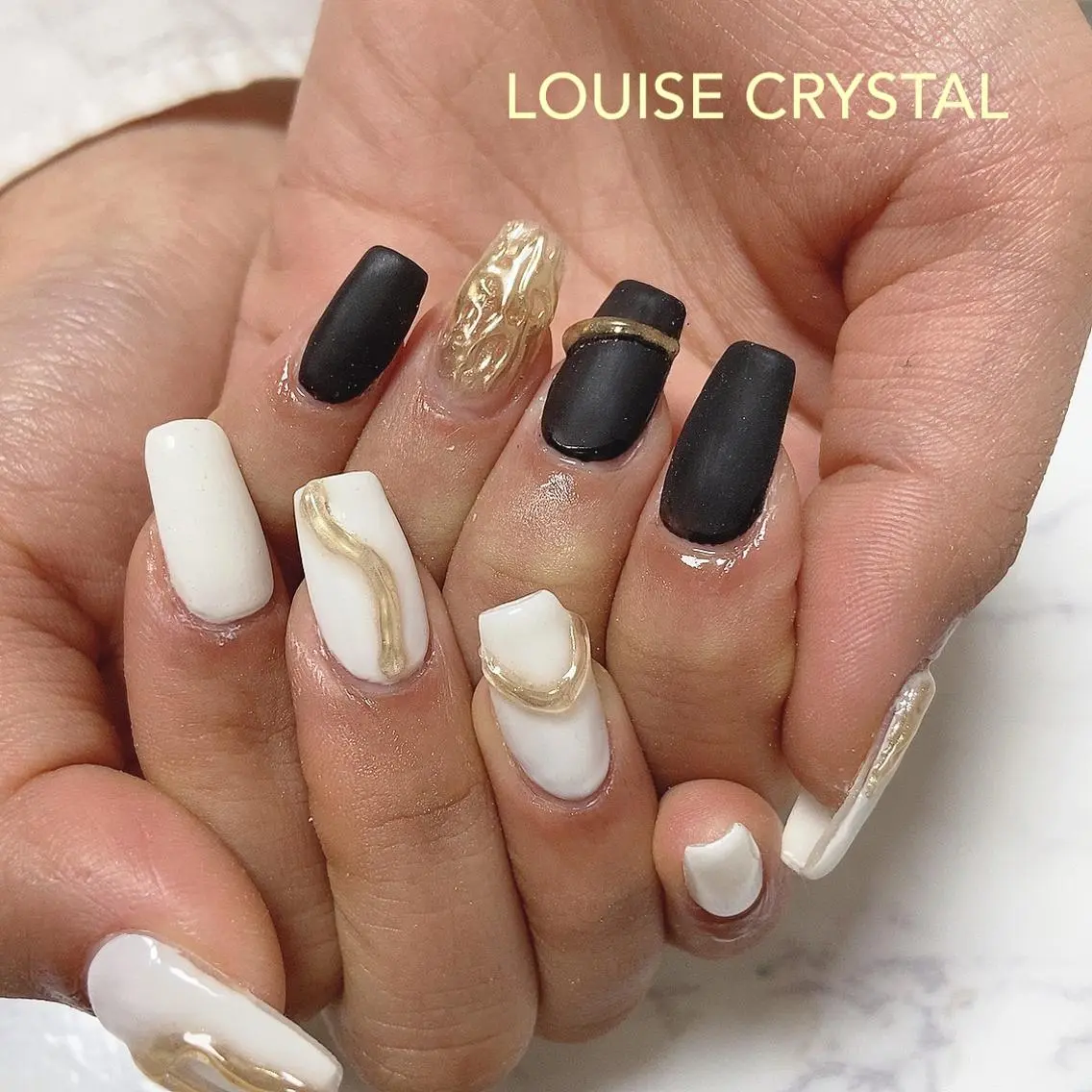 ネイル ゴールド マットネイル ハンドネイル LOUISE CRYSTALのネイルデザイン