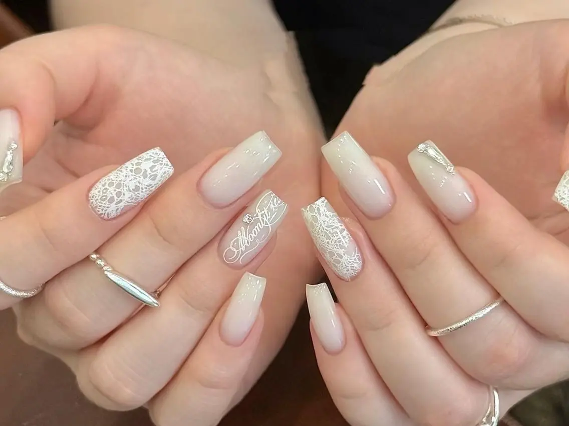 【HAND】上品ネイル💅チップ長さ出しレース2本＋ワンカラーの写真