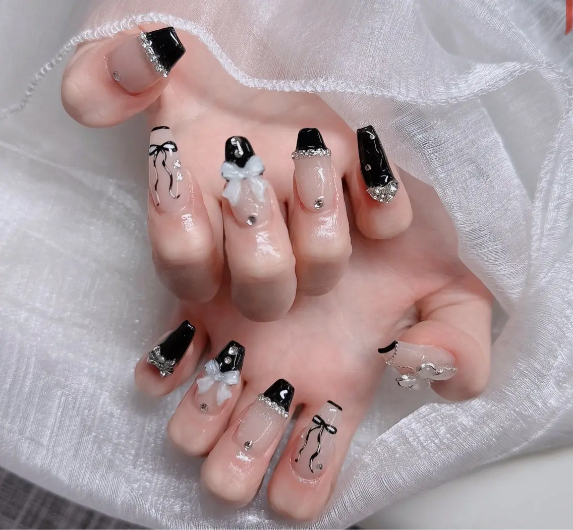 ネイル フレンチネイル ジェルネイル ガラスフレンチ ハロウィン ハート ハンドネイル H.baby Nail Salonのネイルデザイン