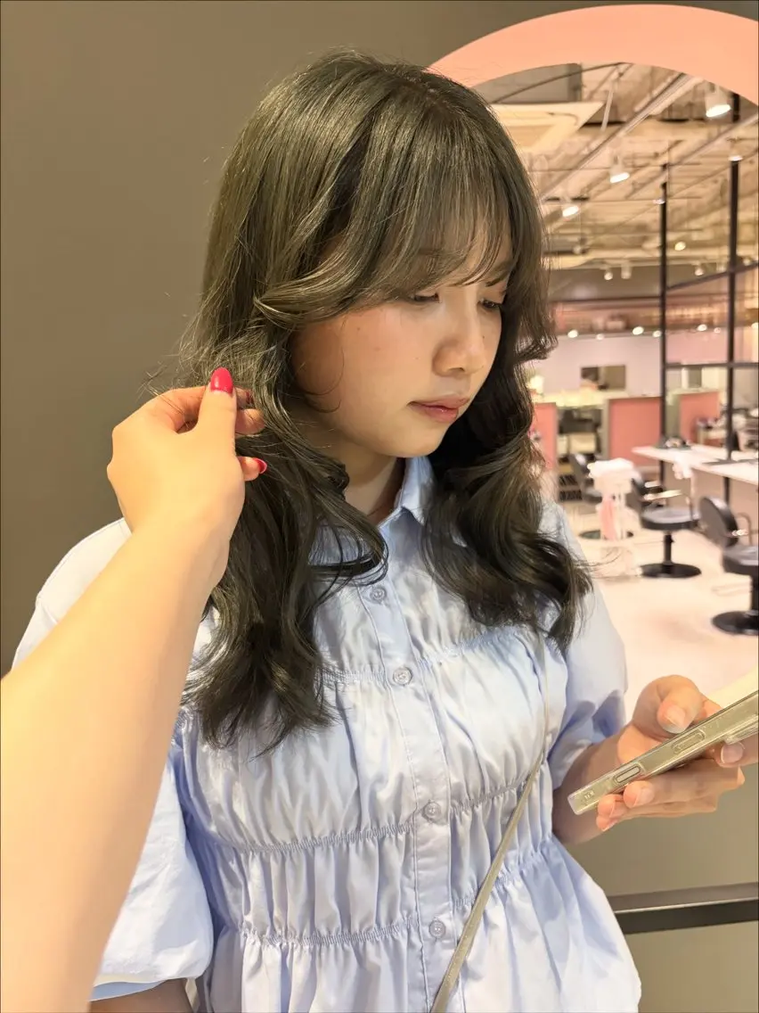 ロング カラー ベージュカラー ブリーチ オリーブベージュ ヘアカラー ヨシノ マナウのヘアスタイル