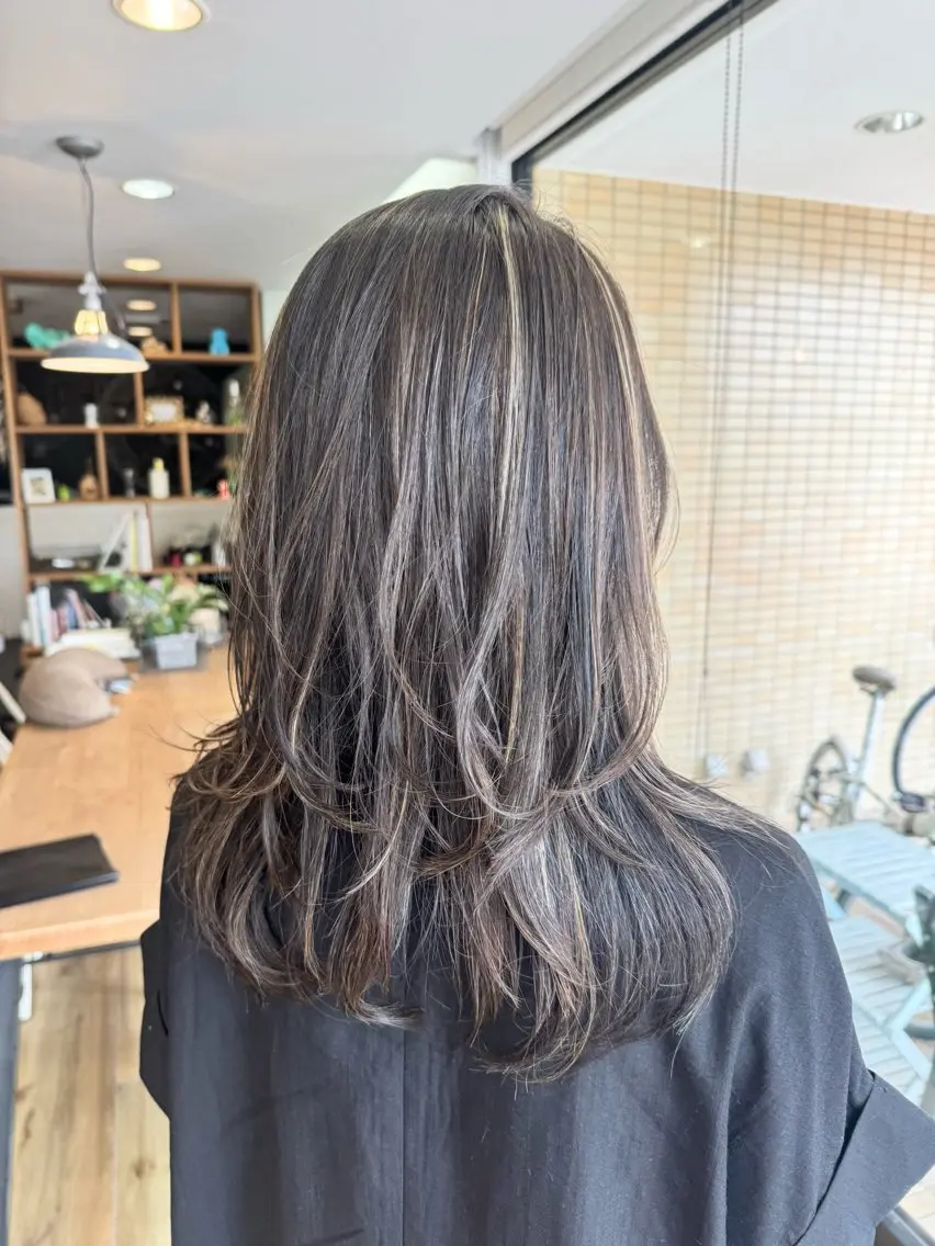ロング カラー アッシュ アッシュグレー レイヤーカット ヘアカラー トリートメント ツキダテ ユイのヘアスタイル