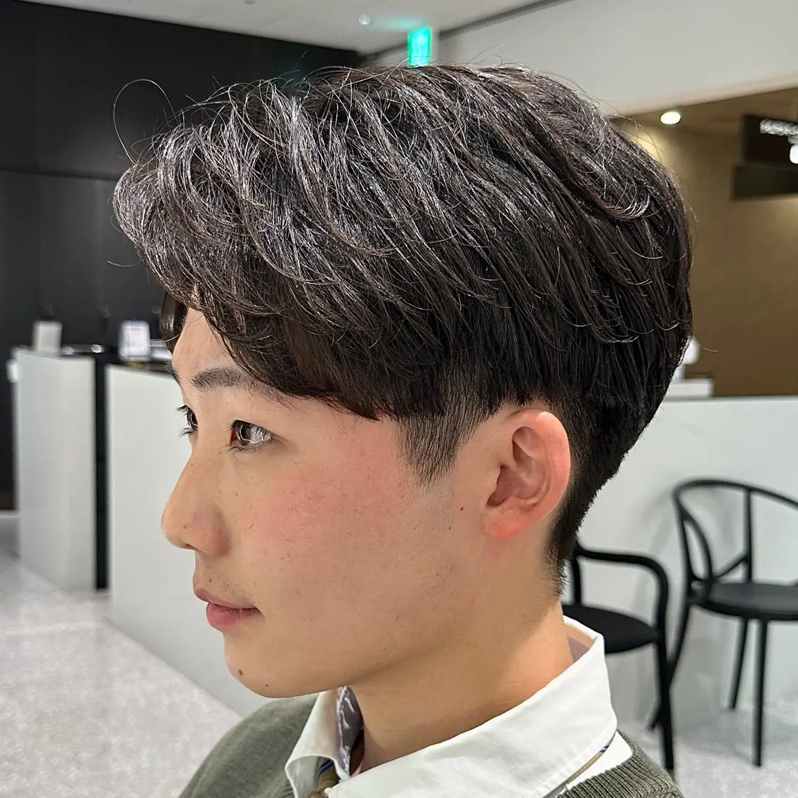 パーマ メンズ センターパート フェザーパーマ メンズパーマ レイヤー/グレージュ メンズパーマのヘアスタイル