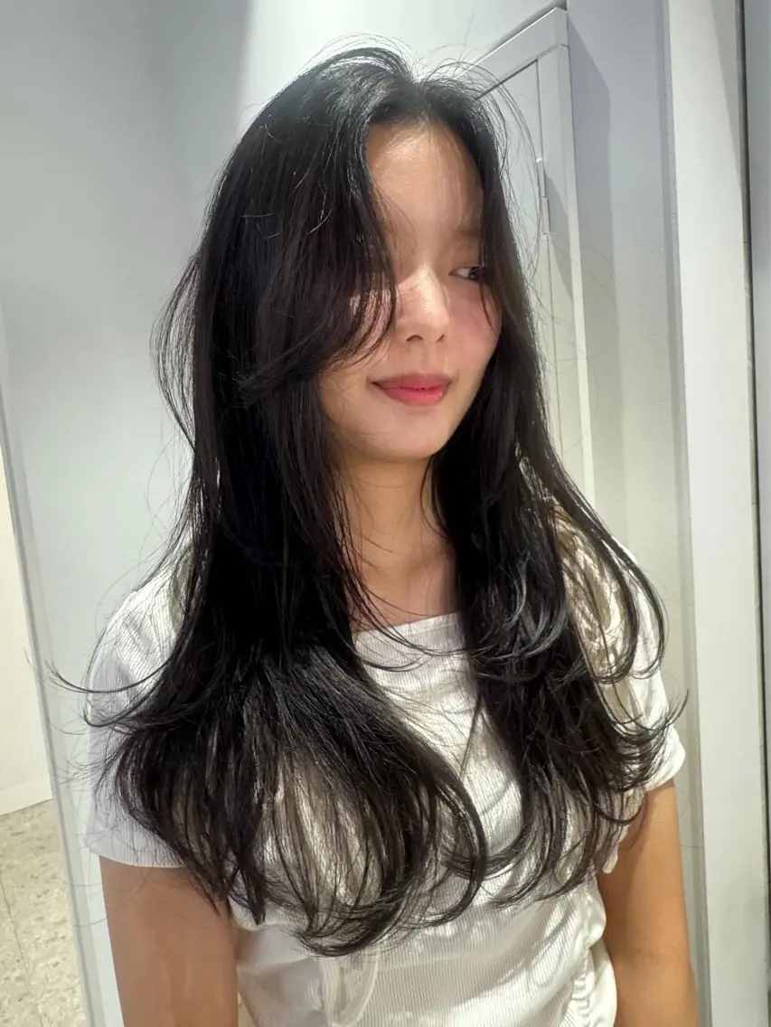 ロング カラー グレージュ オリーブグレージュ オリーブグレー レイヤーカット カット ヘアカラー トリートメント Ami/艶カラー/ レイヤー/ハイトーンのヘアスタイル