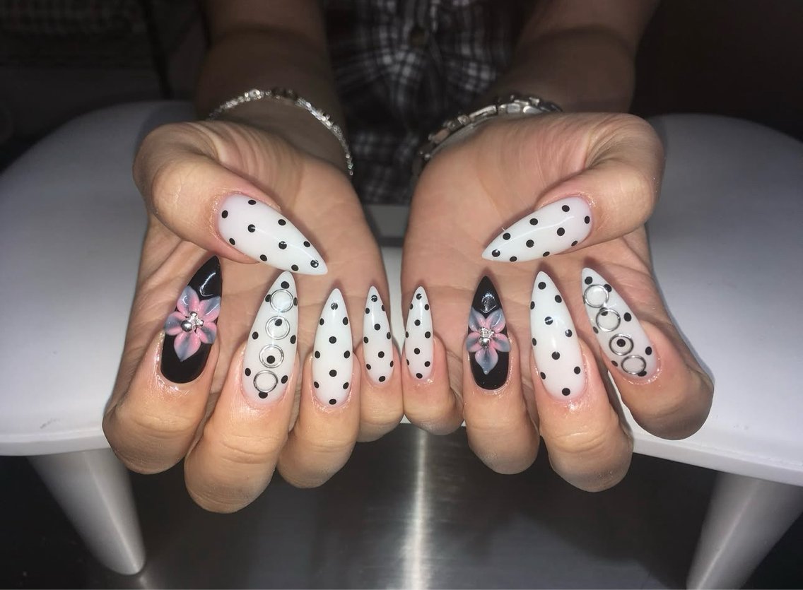 ネイル キラキラネイル 韓国ネイル ロングネイル マグネットネイル 持ち込み ハンドネイル MONE PINK  NAILのネイルデザイン