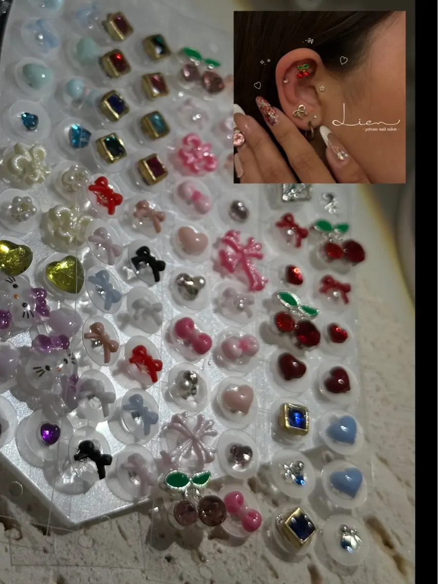 お得🉐✨今話題の耳ツボジュエリー合計10粒&シンプルお任せネイル💖👂💅の写真