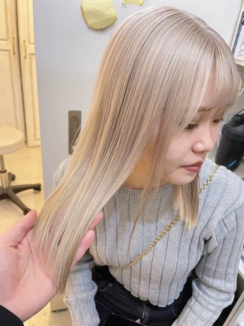 セミロング カラー ベージュカラー ハイトーンカラー ハイトーンベージュ ミルクティーベージュ ヘアカラー トリートメント AiM 大名　似合わせカットのヘアスタイル