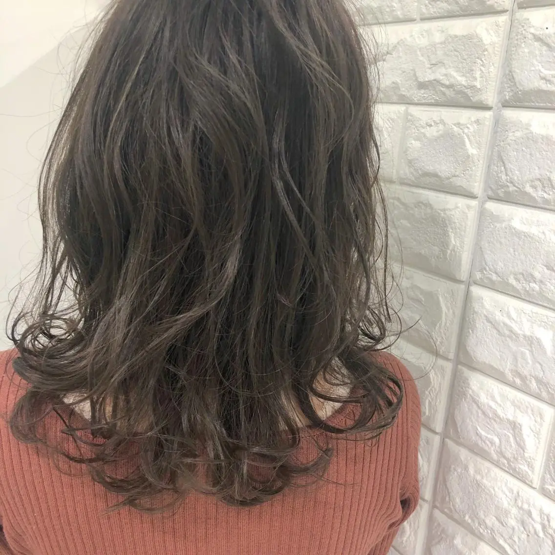 セミロング カラー パーマ グレージュ 髪質改善、エクステ 山口卓哉のヘアスタイル