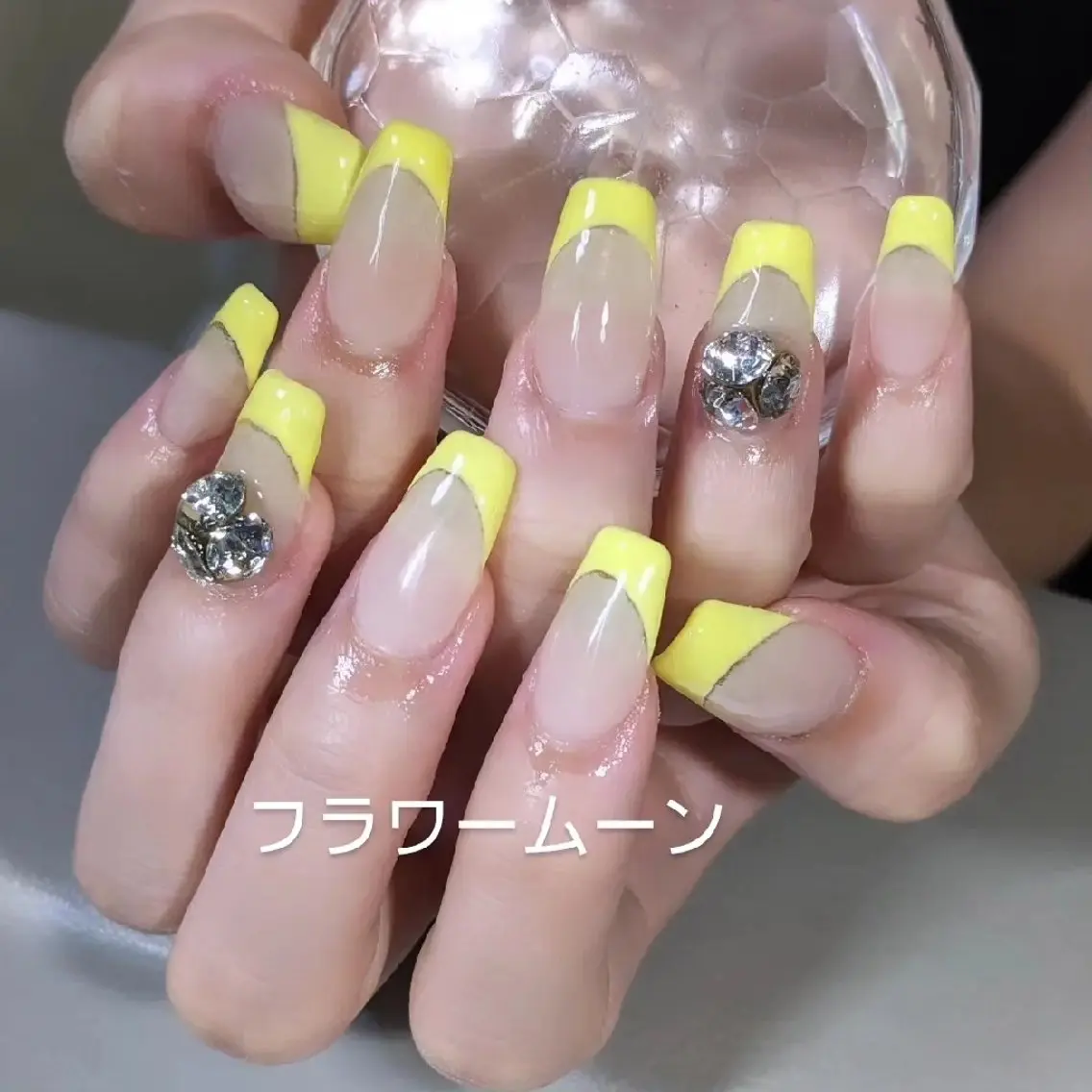 ネイル フレンチネイル フラワー ムーンのネイルデザイン