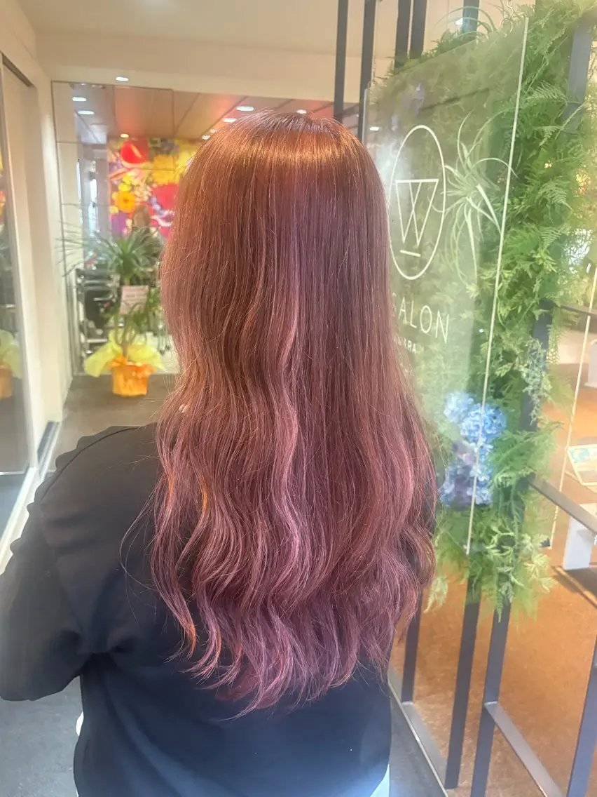 ロング ピンクブラウン ハイライト ヘアカラー 高田 羊真のヘアスタイル