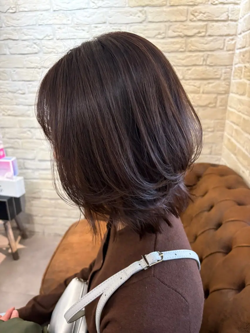 ミディアム くびれヘア くびれレイヤー レイヤーカット 河上 麻衣/白髪ぼかしのヘアスタイル