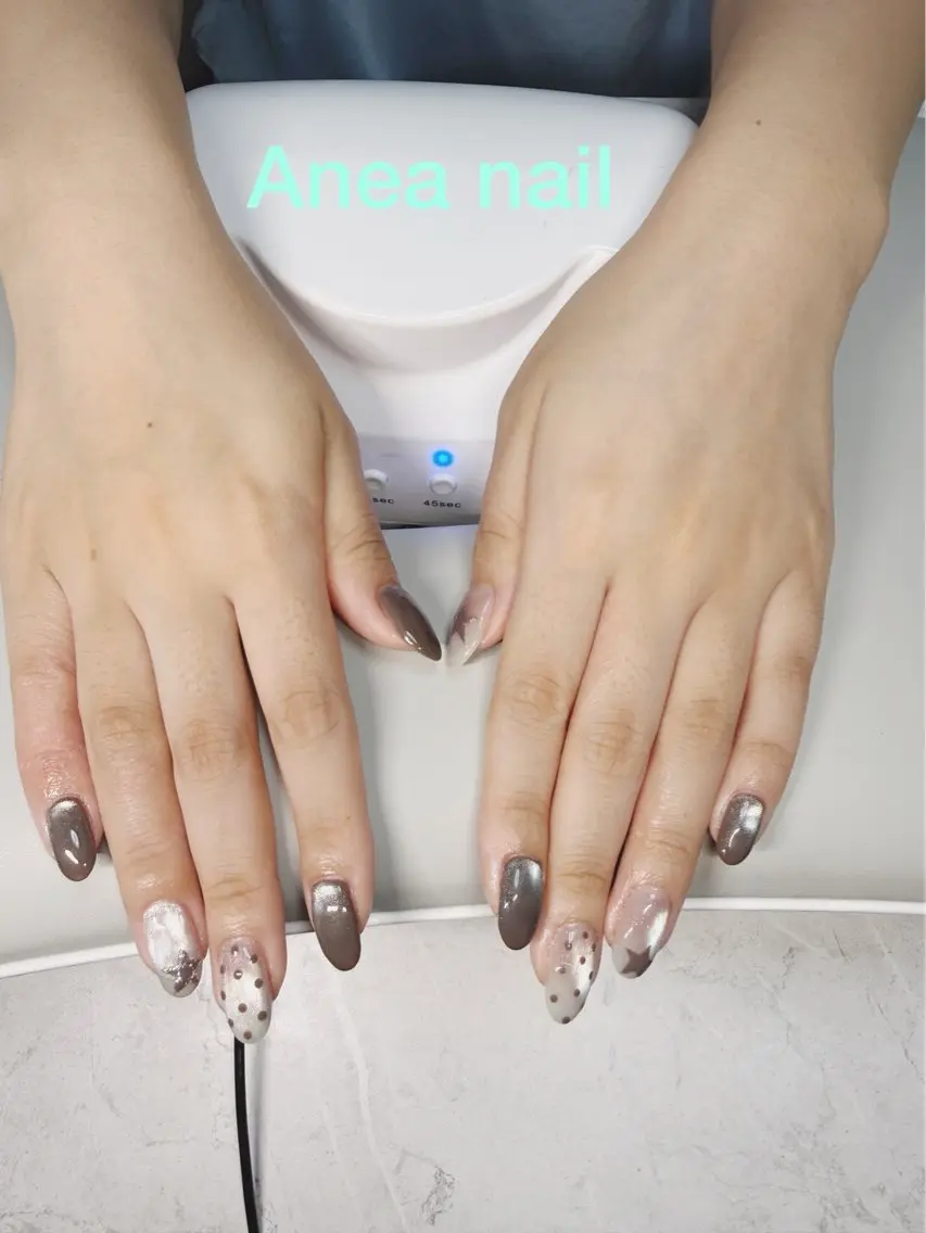 ネイル ブラウン ドット マグネットネイル ミラーネイル シンプルネイル Anea Nailのネイルデザイン