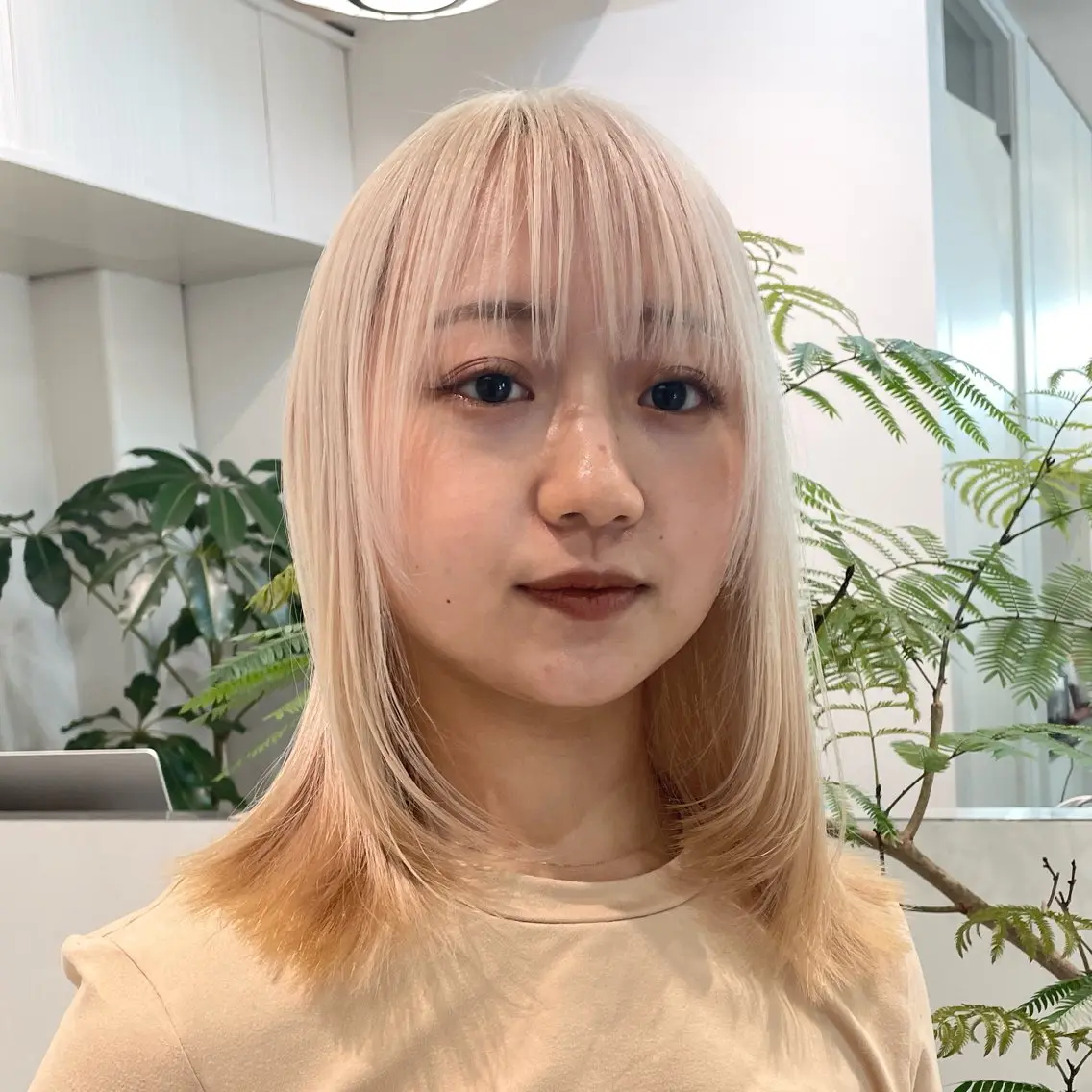 ミディアム カラー ブロンド ホワイトブロンド 顔まわりレイヤー レイヤーカット ヘアカラー トリートメント ヘアセット ハイトーン×レイヤー ／遠藤将太のヘアスタイル