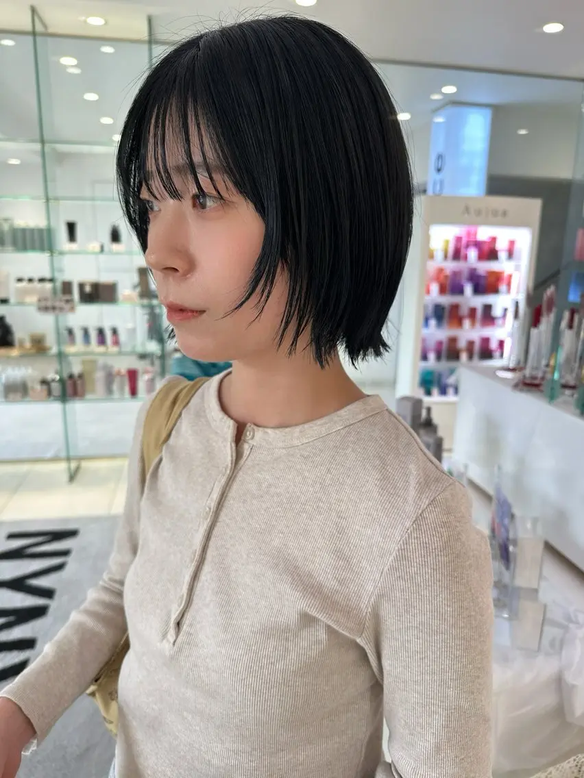ショート カラー 黒髪 ブルーカラー ブルーブラック ボブ レイヤーカット カット 縮毛矯正 トリートメント 田中 あかねのヘアスタイル