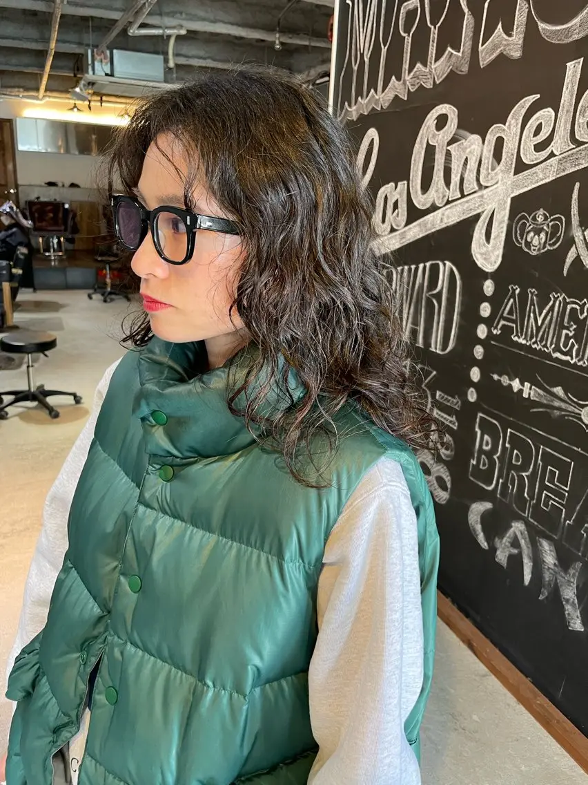 セミロング パーマ セミロングパーマ スパイラルパーマ カット パーマ トリートメント 俵 知広のヘアスタイル