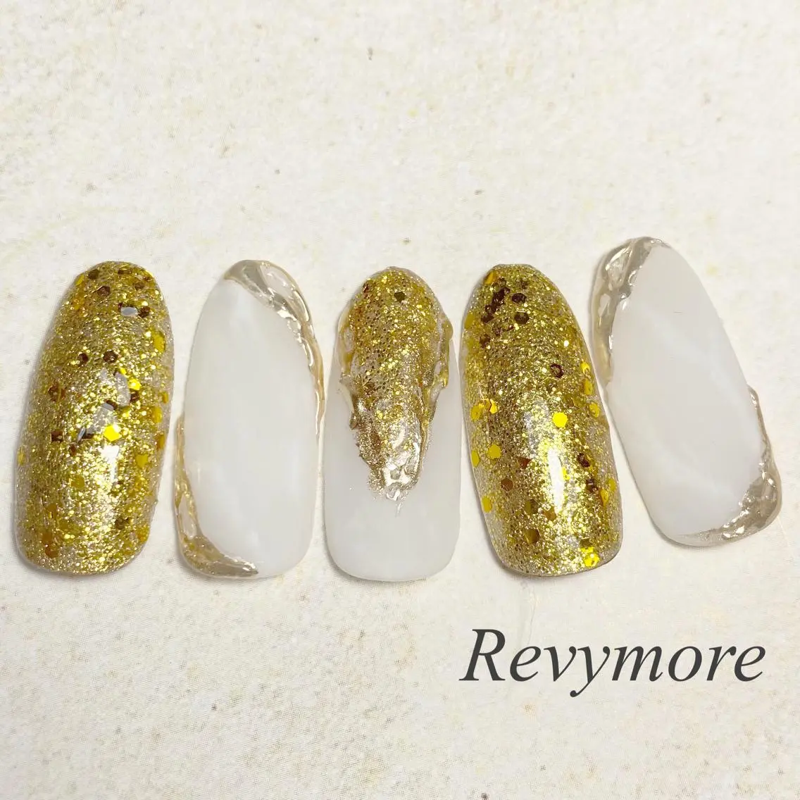 ショート ネイル 韓国風ヘア フレンチネイル ジェルネイル キラキラネイル 韓国ネイル nail salon Revymoreのネイルデザイン