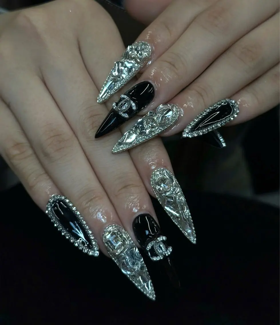 ネイル ゴージャス 韓国ネイル ロングネイル シルバー ワンホンネイル Iconic Nailのネイルデザイン