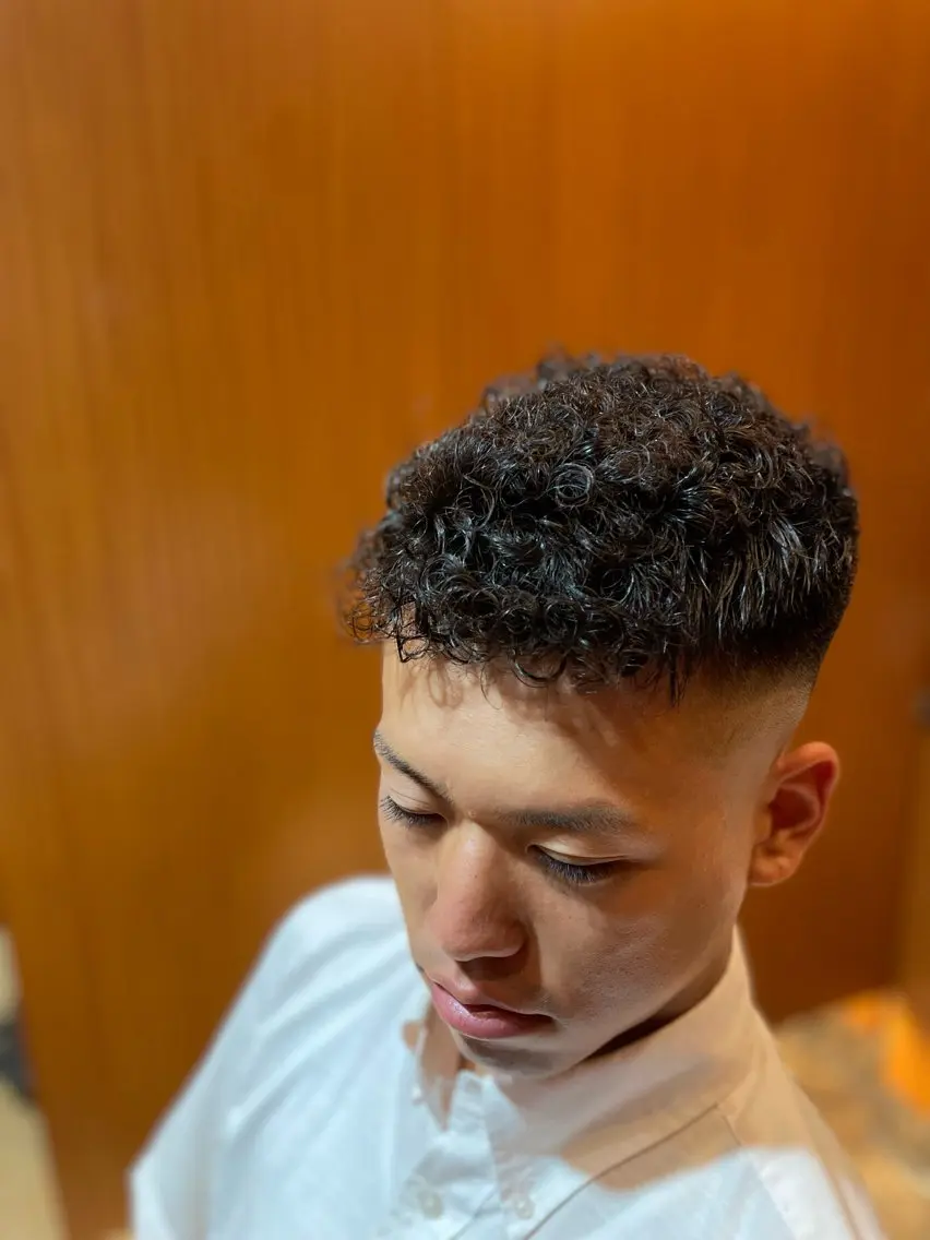 ショート パーマ メンズ フェードカット メンズパーマ スキンフェード 飯野 公紀のヘアスタイル
