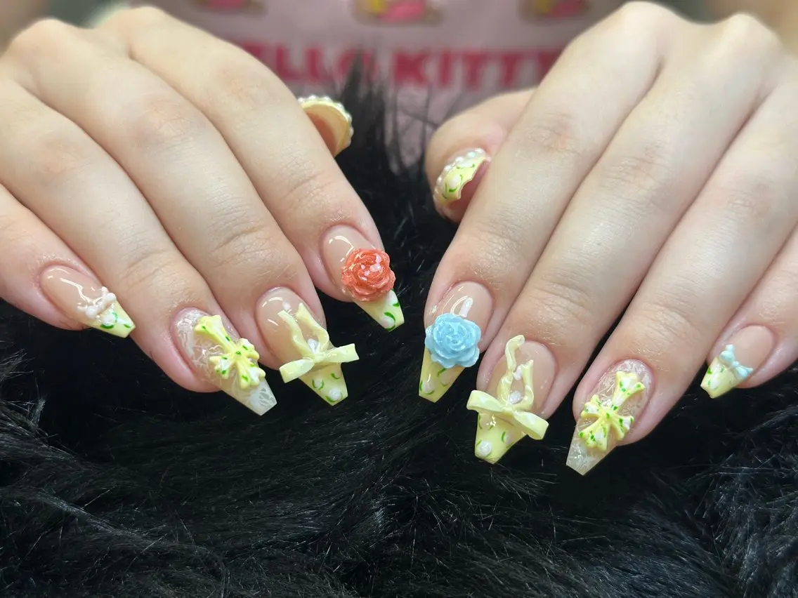 ネイル チークネイル ドット フレンチネイル グラデーション 韓国ネイル ハンドネイル Lisa Nail Salonのネイルデザイン