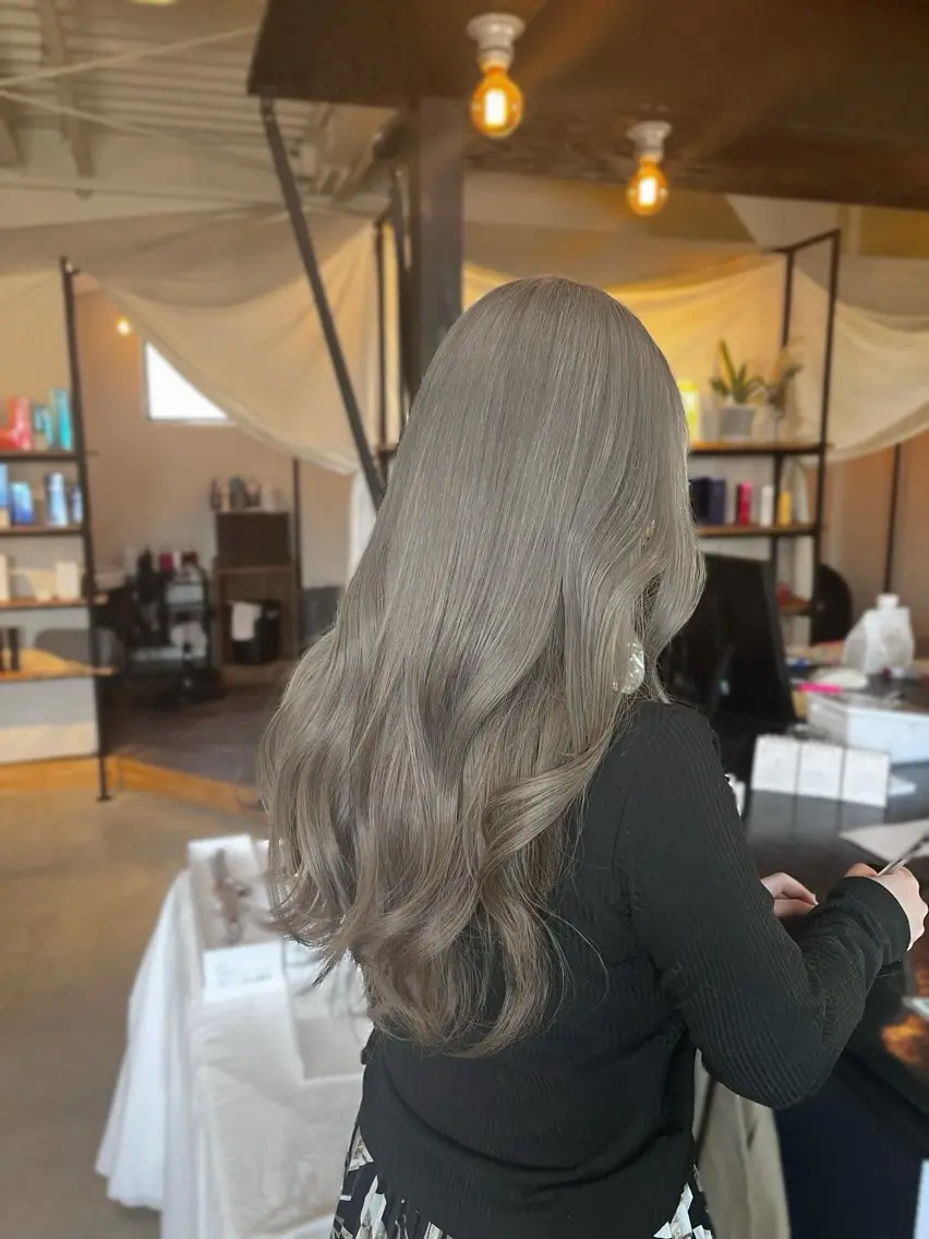 ロング カラー グレージュ ミルクティーグレージュ ブリーチ/透明感カラ ー/ふじわら はゆのヘアスタイル