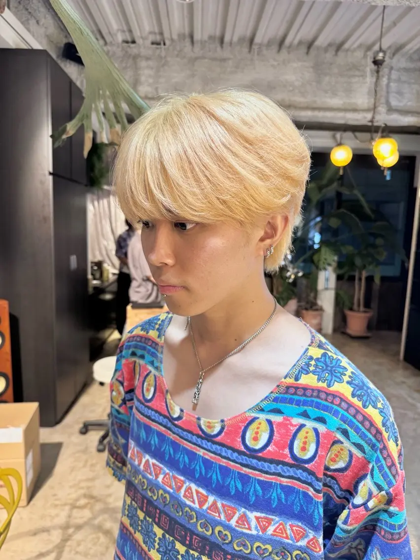 カラー メンズ メンズブリーチ メンズハイトーン ベージュカラー ブリーチ 透明感カラー ヘアカラー BEHIND THE CURTAIN りこのヘアスタイル