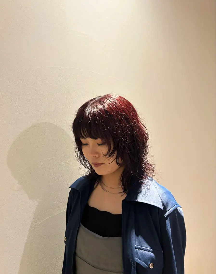 ミディアム ミディアムパーマ ヘアカラー まみ/レイヤーカット /暖色カラーのヘアスタイル