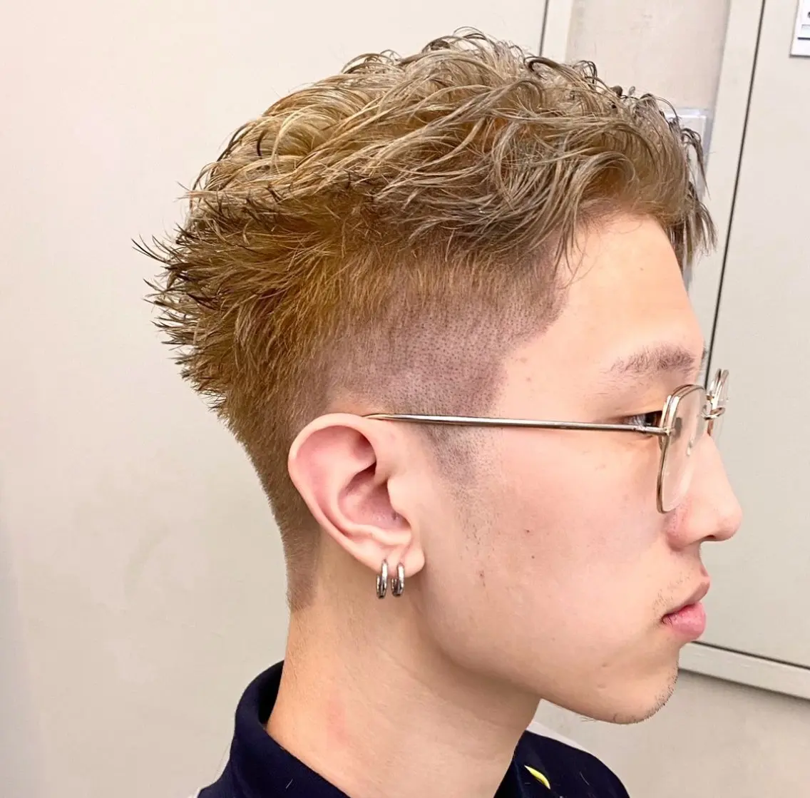 ショート カラー メンズ メンズブリーチ 刈り上げ ブリーチ ブロンド 外ハネヘア カット ヘアカラー トリートメント 艶髪と透明感を ‼️/若林のヘアスタイル