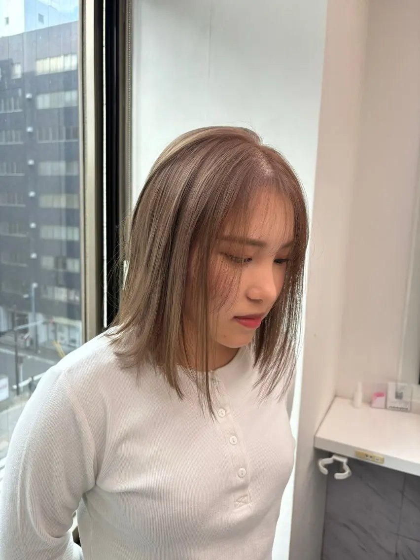 ミディアム カラー 抜け感レイヤー︴ ニュアンスカラーのヘアスタイル