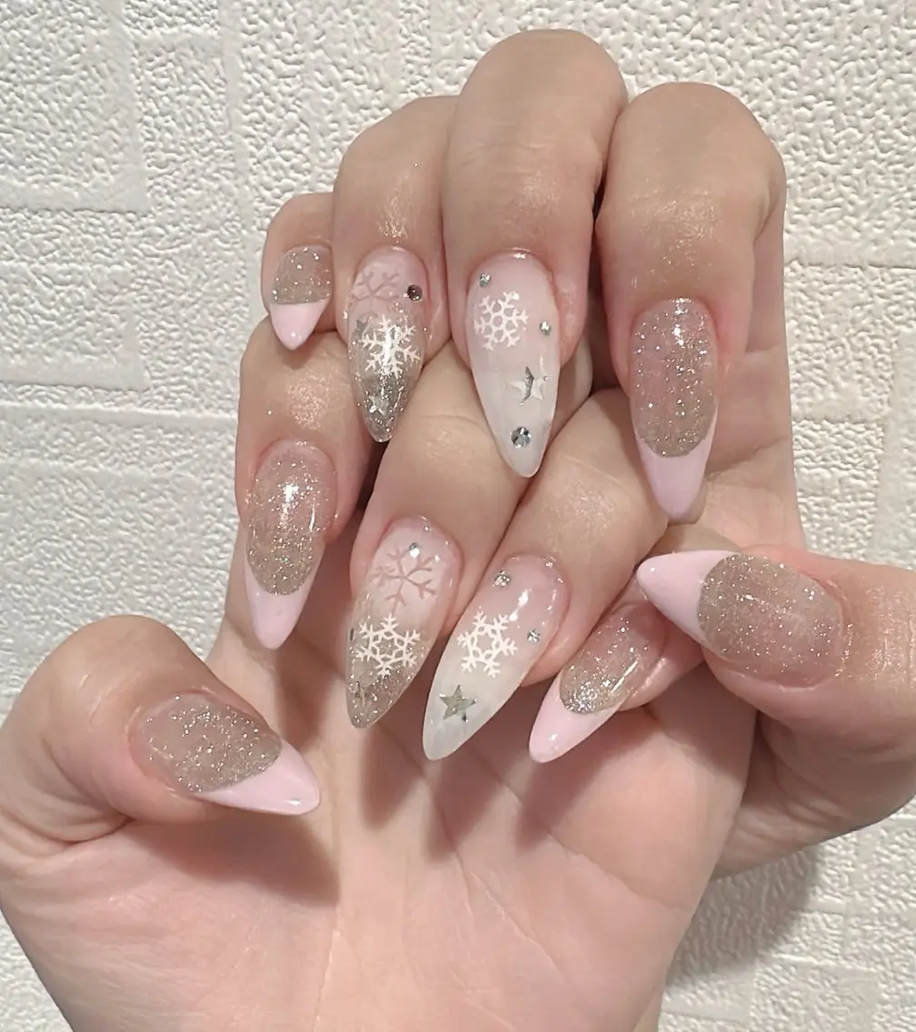 ネイル キラキラネイル ワンホンネイル 冬ネイル クリスマス ハンドネイル D-BEAUTY Nailsalonのネイルデザイン