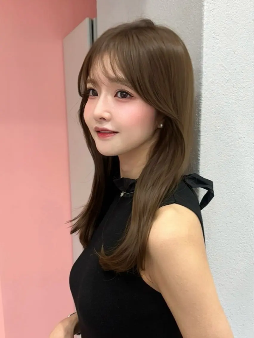 セミロング 韓国風カラー くびれヘア 顔まわりレイヤー 顔周りカット 髪質改善 ヘアカラー 透明感カラー♡ 原宿美容室¦Rinaのヘアスタイル